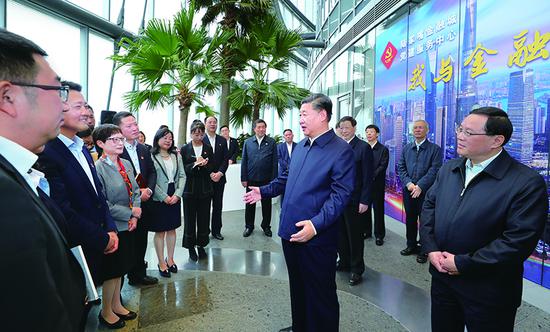 2018年11月6日至7日，中共***總書記、國家主席、***軍委主席習(xí)近平在上?？疾?。這是6日上午，習(xí)近平在上海中心大廈22層的陸家嘴金融城黨建服務(wù)中心，同正在聯(lián)合開展主題黨日活動(dòng)的企業(yè)黨員親切交談。 新華社記者 謝環(huán)馳/攝