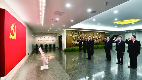 2017年10月31日，中共***總書記、國家主席、***軍委主席習(xí)近平帶領(lǐng)中共***政治局常委李克強(qiáng)、栗戰(zhàn)書、汪洋、***、趙樂際、韓正，瞻仰上海中共一大會(huì)址和浙江嘉興南湖紅船。這是31日上午，在上海中共一大會(huì)址紀(jì)念館，習(xí)近平帶領(lǐng)其他中共***政治局常委同志一起重溫入黨誓詞。 新華社記者 李濤/攝