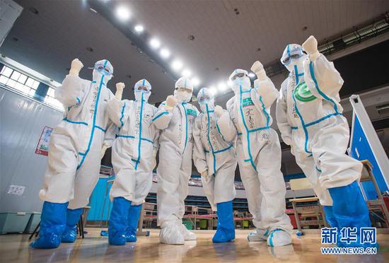 3月10日，武漢武昌方艙醫(yī)院正式休艙，醫(yī)護人員在送走新冠肺炎治愈患者后合影留念。新華社記者 肖藝九 攝