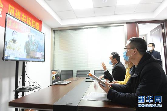  3月11日，在浙江省紹興市上虞區(qū)人社局，上虞區(qū)用人企業(yè)和四川省小金縣務(wù)工人員進行網(wǎng)絡(luò)專場招聘。新華社記者 翁忻旸 攝