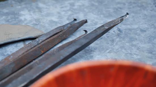 扎西巴珠自制的各種刀頭。新華網(wǎng) 旦增努布攝