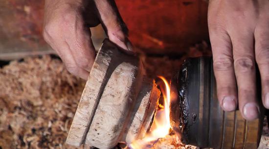 扎西巴珠演示木碗制作工藝。新華網(wǎng) 旦增努布攝